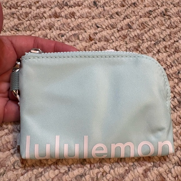 Lululemon Athletica Ideal Mint and White Clippable Card Pouch - Picture 1 of 6